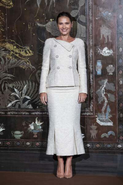 Virginie Ledoyen angélique dans une ensemble en tweed gris perlé.