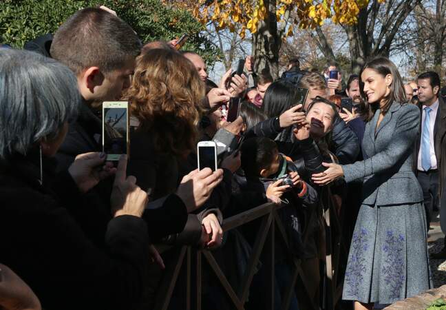 La reine Letizia d'Espagne profite de sa visite à Grenade pour partage quelques instants et selfies avec les habitants.