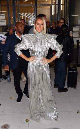 Céline Dion toujours aussi extravagante dans une combinaison  gris métallisé de la marque Rodarte.