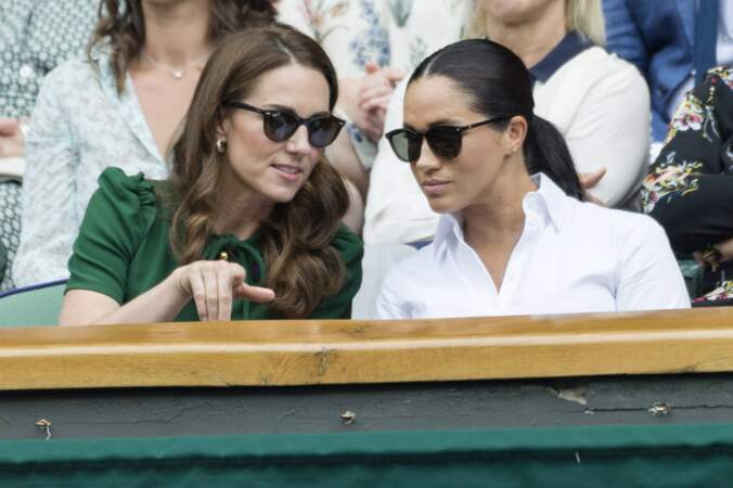 Kate Middleton cool avec des lunettes de soleil, avec Meghan Markle à Wimbledon en juillet.