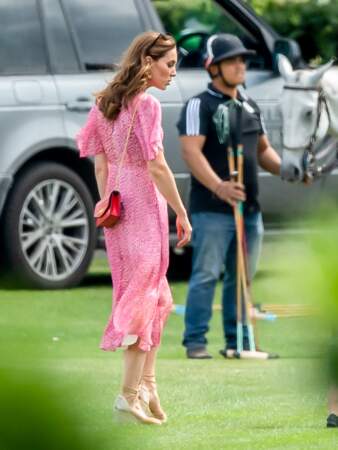 Sac en bandoulier, robe liberty, Kate Middleton commence doucement sa mue vers une attitude plus libre, ici en juillet.