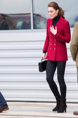 Kate Middleton adopte de plus en plus souvent la queue de cheval tendance, ici le 8 mai 2019 et sort des codes avec un veste rouge.
