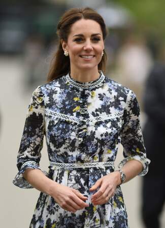 Kate Middleton trendy avec sa demi-queue de cheval tressée et sa robe Erdem, le 20 mai 2019.
