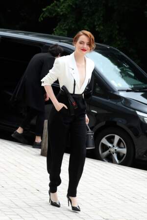 Emma Stone très chic dans une combinaison bicolore très décolletée de la maison Louis Vuitton.