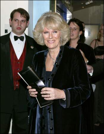 29 novembre 2004 : Camilla Parker Bowles semble aimer la matière du velours lorsqu'elle se rend en soirée.
