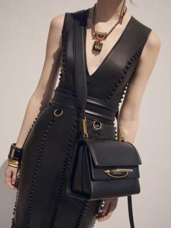Le cuir lisse de The Story Bag d'Alexander McQueen et sa bandoulière large fait de ce sac un parfait accessoire à porter au quotidien.