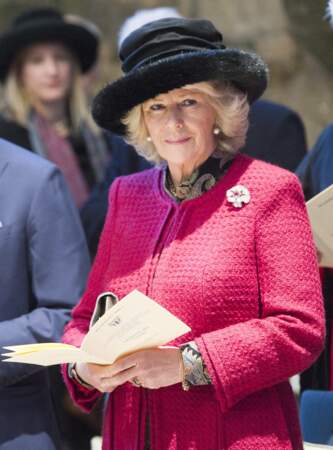 7 février 2012 : Lors de la cérémonie pour le bicentenaire de la naissance de Charles Dickens. La duchesse de Cornouailles a opté pour une veste simple classique de couleur rose ainsi qu'un chapeau noir avec les bords en fourrure.	