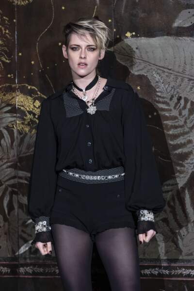 Kristen Stewart toujours aussi rock et glamour en mini-short et blouse assortie aux manches ballons pour assister au défilé Chanel Métiers d'Art.