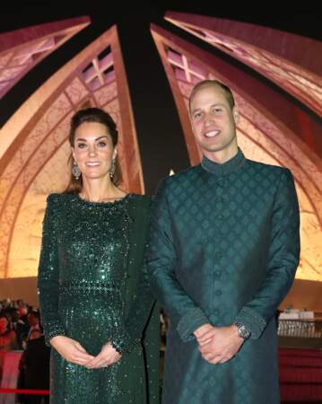 Kate Middleton chic en strass et paillettes mais twiste son look avec de grosses boucles d'oreilles et une demi-queue de cheval, ultra tendance. Ici au Pakistan le 15 octobre 2019.