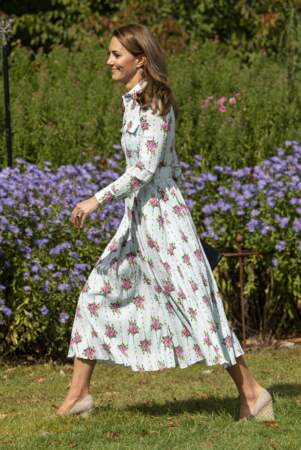 Le 10 septembre 2019., Kate Middleton joue la robe fleurie très estivale signée And other Stories, une marque petit prix et branchée.