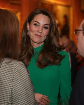 Sourire amusé, cheveux coiffés en side hair et les boucles d'oreilles de la reine pour asseoir encore un peu plus, Kate Middleton en future reine. ici le le 3 décembre 2019 à Londres pour le sommet de l'Otan.