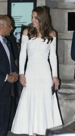 Sexy Kate Middleton le 12 juin avec sa robe qui dénude ses épaules.