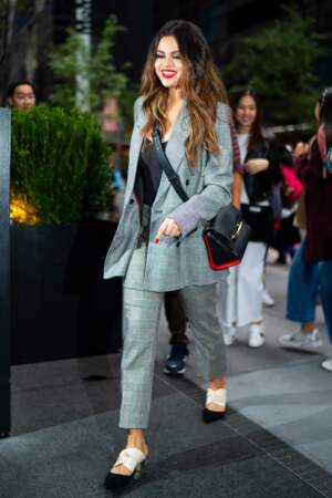 Selena Gomez adopte The Story Bag d'Alexander McQueen avec une look ultra élégant.