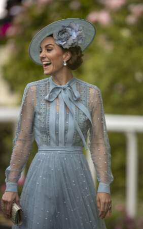 Le 18 juin 2019, Kate Middleton fait sensation dans une sublime robe Elie Saab tout en transparence à Ascott. Son double chignon est tout aussi stylé.