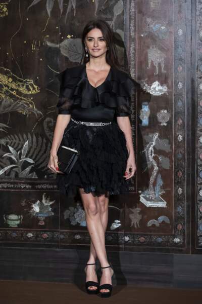 Penelope Cruz, la nouvelle égérie rend hommage à Chanel en portant l'intemporelle petite robe noire.