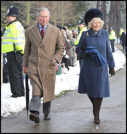 25 décembre 2009 : Le prince Charles et Camilla parker Bowles son épouse, en sortant de la messe de Sandrigham.