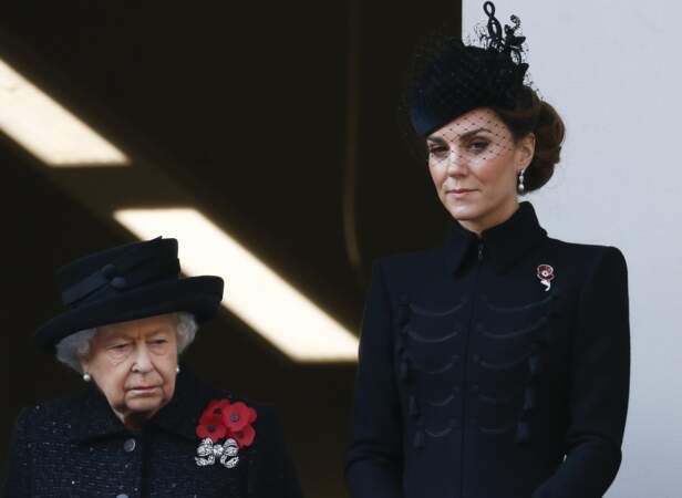 Digne, classe et stylée le 10 novembre 2019 avec la reine pour le Remembrance Day. Kate Middleton endosse son futur rôle de reine sans en faire trop. 