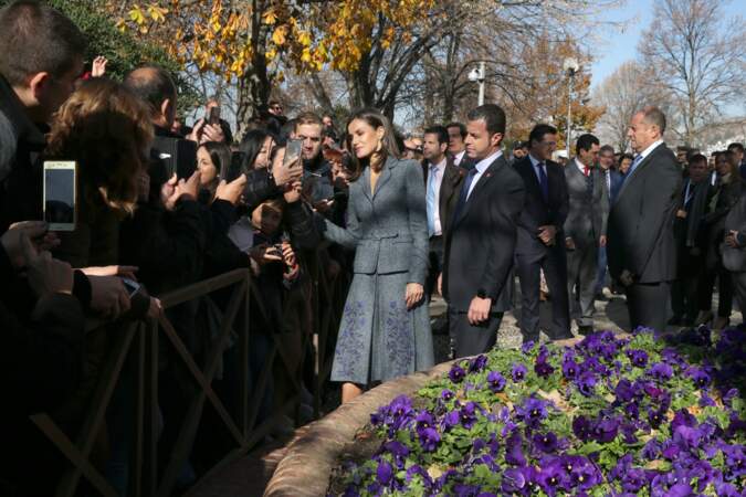 La reine Letizia d'Espagne confirme son statut de reine du style avec son ensemble gris chiné assorti à ses escarpins noirs.