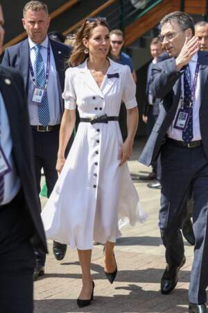 Kate Middleton en robe blanche fluide à Wimbledon le 2 juillet 2019.