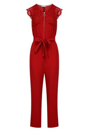 Combinaison zippée et détails dentelle à l'allure sporty-chic rouge flashy, Claudie Pierlot, 285€.