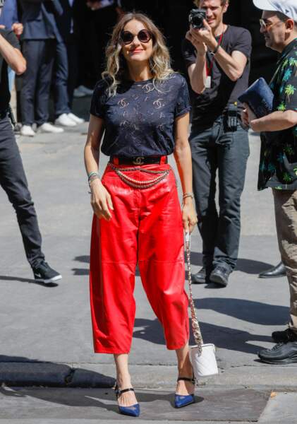 Marion Cotillard rock en pantalon jupe-culotte en cuir rouge pour assister au défilé Haute-COuture 2019/2020 Chanel.