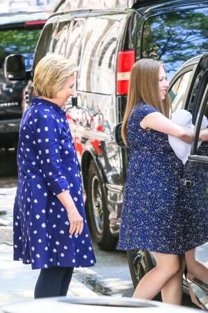 Chelsea Clinton, maman radieuse à la sortie de l'hôpital Lenox Hill de New York après la naissance de son fils Jasper, accompagnée par sa mère Hillary Clinton. 