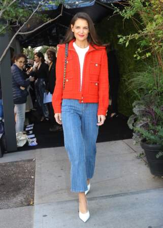 Katie Holmes resplendissante dans un jean mom très tendance assorti à une veste en tweed rouge dans les rues de New York.