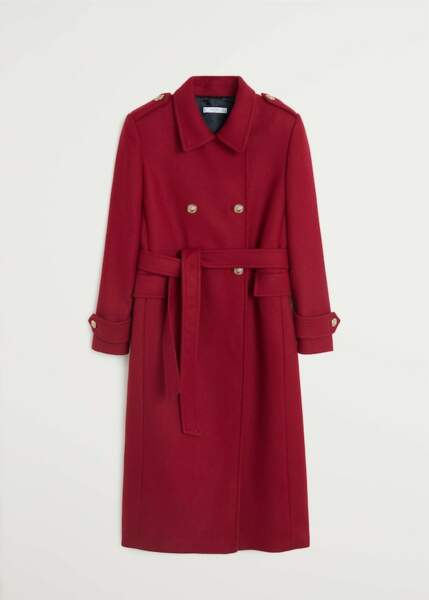 Le manteau peignoir long en laine mélangée au col classique à l’esprit militaire avec ses boutons dorés, Mango, 149,99€. 