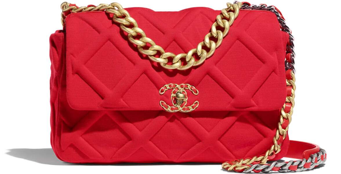 Le grand sac à rabat Chanel 19 en jersey rouge et au métal doré, Chanel, 4.400€. 