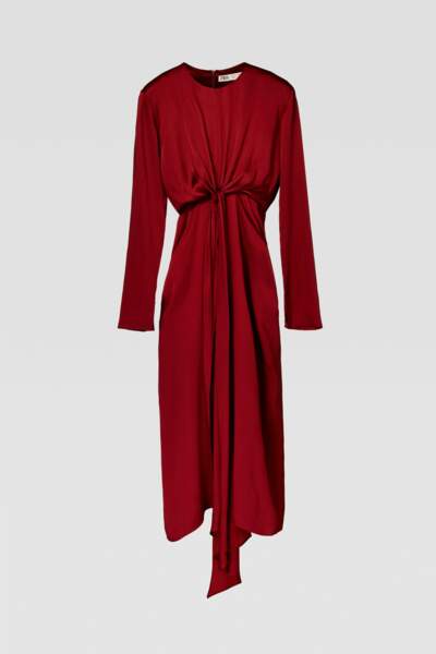 La robe en satin rouge soutenu nouée façon cache-cœur sur le devant, Zara, 99,95€. 