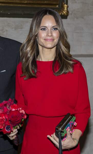 Princesse Sofia de Suède sublime dans une robe en maille rouge portée près du corps. 