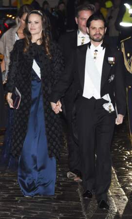 La princesse Sofia de Suède superbe dans une longue robe satinée classic blue.