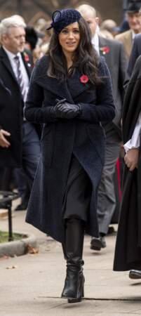 Meghan Markle très chic manteau long bleu profond pour assister au "Remembrance Day" à Westminster Abbey, le 7 novembre 2019.