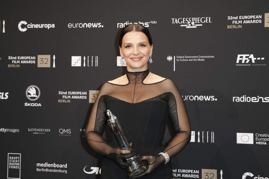 Souriante et élégante, Juliette Binoche a capté tous les regards sur le tapis rouges European Film Awards 2019.