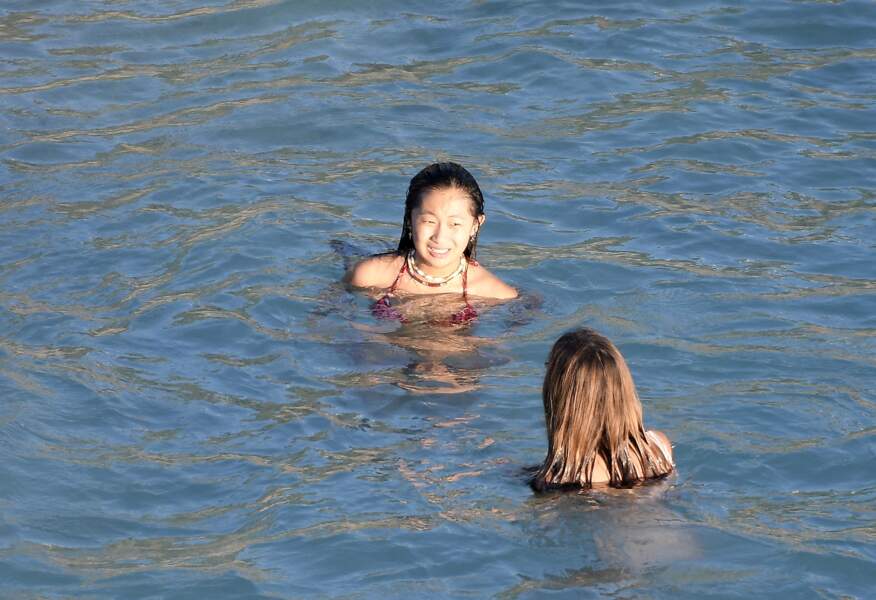 Jade Hallyday s'est accordée une journée plage avec une amie où elle a rencontré Bella Hadid