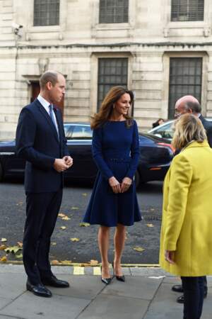 Kate Middleton irrésistible dans une robe cintrée bleu nuit pour assister au lancement de l'association caritative "National Emergencies Trust" à l'Eglise St Martin-in-the-Fields à Londres, le 7 novembre 2019.