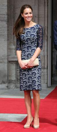 Kate Middleton ose la petite robe en dentelle ajourée bleu nuit, un intemporel de la garde-robe.