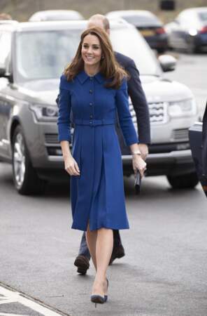 Kate Middleton très chic dans une robe midi bleu cobalt.