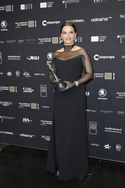 Juliette Binoche a confirmé son statut d'icône de la mode en optant pour une longue robe noire signée Mugler.