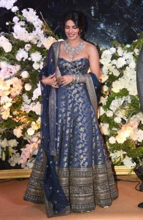 Pour la deuxième réception de son mariage avec le chanteur Nick Jonas, Priyanka Chopra a opté pour une robe façon sari bleu nuit serti de strass.