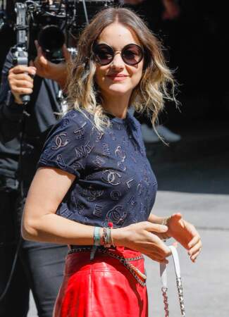 Marion Cotillard adopte la couleur Panthone 2020 sur une petite blouse à manches courtes en dentelle ajourée pour le défilé Chanel.