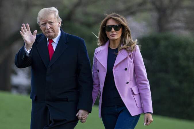 Melania Trump décontractée-chic dans un manteau rose bonbon à la coupe blazer de chez Valentino pour son retour à la Maison Blanche, à Washington, le 31 mars 2019.