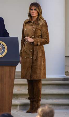 Melania Trump étonne dans un trench-coat en daim camel signé Burberry assorti à des cuissardes ton sur ton Saint Laurent pour célébrer Thanksgiving à la Maison Blanche, le 26 novembre 2019