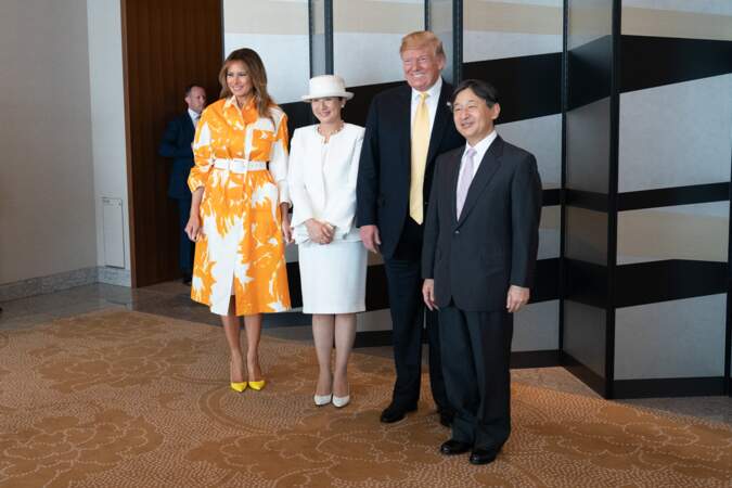 Melania Trump lumineuse dans un long manteau vaporeux à l’imprimé fleuri jaune tournesol de la marque Dires Van Noten estimée à 1.130 euros pour sa rencontre avec l’empereur Naruhito et l’impératrice Masako du Japon au Palace Hotel, à Tokyo, le 28 mai 2019.