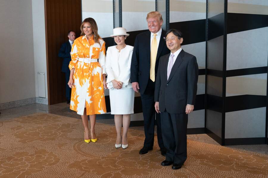 Melania Trump lumineuse dans un long manteau vaporeux à l’imprimé fleuri jaune tournesol de la marque Dires Van Noten estimée à 1.130 euros pour sa rencontre avec l’empereur Naruhito et l’impératrice Masako du Japon au Palace Hotel, à Tokyo, le 28 mai 2019.