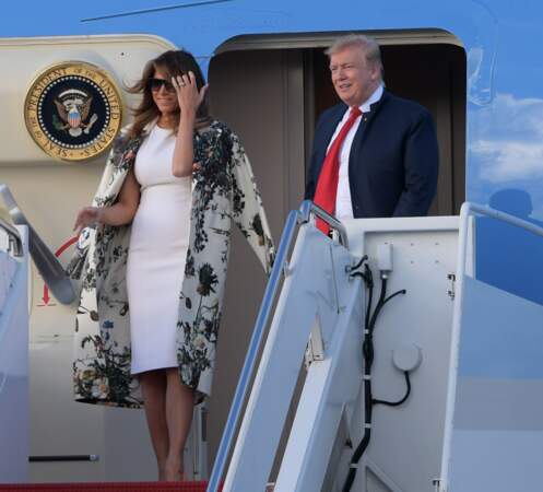 Melania Trump élégante dans un manteau blanc à l’imprimé fleuri noir imaginé par le créateur américain Adam Lippes estimé à 2.000 euros sur le tarmac de l’aéroport de Palm Beach, le 18 avril 2019.