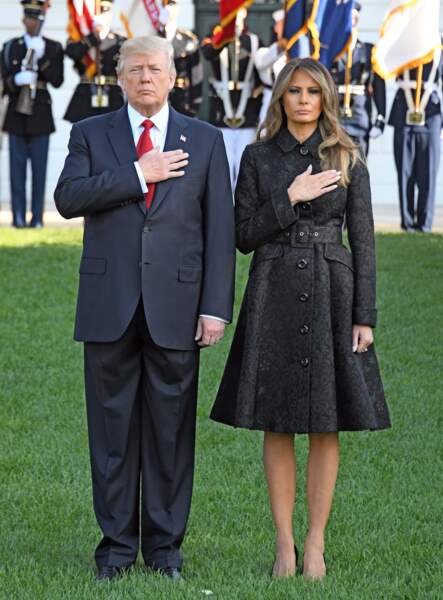 Melania Trump très chic dans un manteau noir à l’imprimé fleuri contrastant de chez Michael Kors lors des commémorations du 11 septembre 2001, à la Maison Blanche, le 11 septembre 2017. 