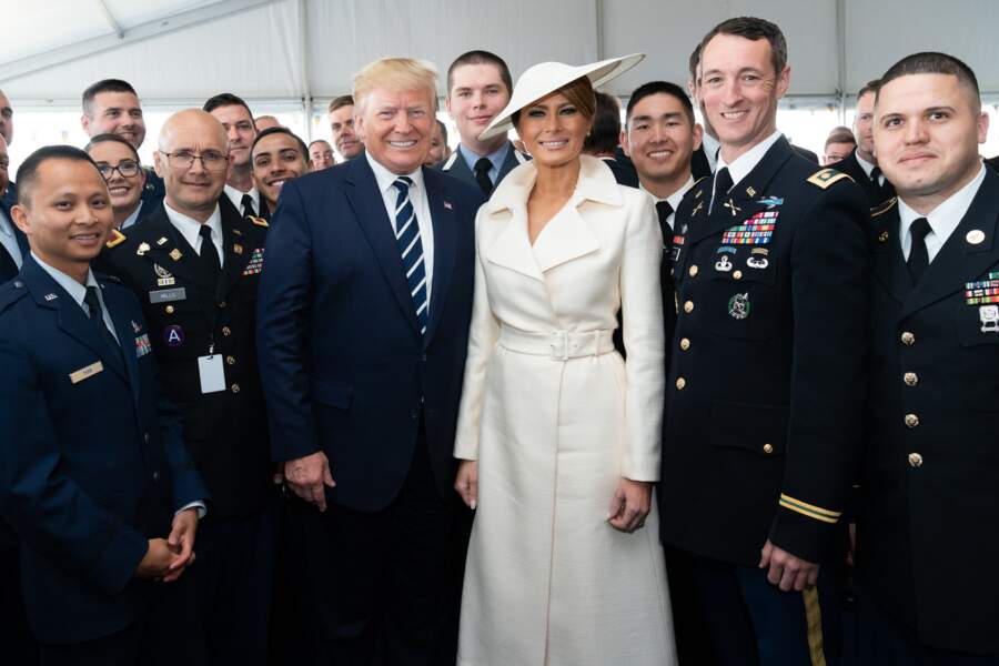 Melania Trump chic et rétro dans un manteau peignoir blanc cassé de la marque The Row pour visiter la base militaire de Southsea Common a Portsmouth, en Angleterre, le 5 juin 2019.