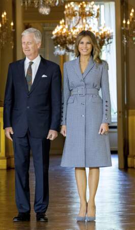 Melania Trump rivalise d’élégance dans ce manteau long ceinturé vichy à l’esprit rétro de la marque lors de sa rencontre avec la reine Mathilde et le roi Philippe de Belgique, au palais royal de Bruxelles, le 24 mai 2017.