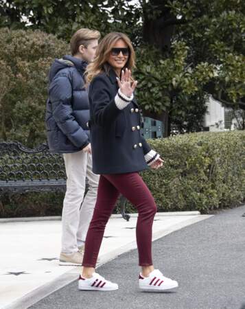 Melania Trump troque son habituel pardessus long pour un manteau court à l’esprit militaire Tommy Hilfiger pour se rendre en Alabama, le 8 mars 2019.